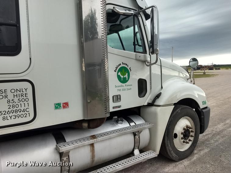 image for item DE1185 2008 Freightliner Columbia semi truck