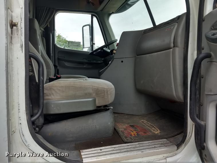 image for item DE1185 2008 Freightliner Columbia semi truck