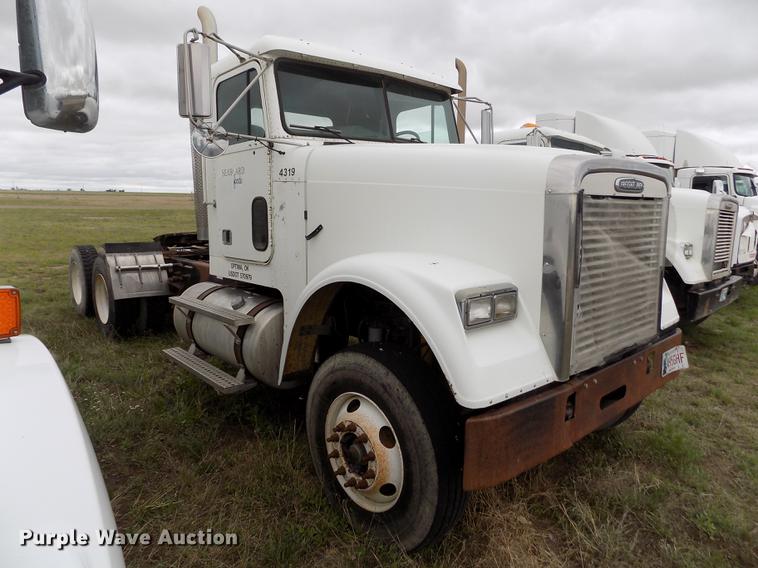 image for item DE1239 2007 Freightliner FLD120 semi truck