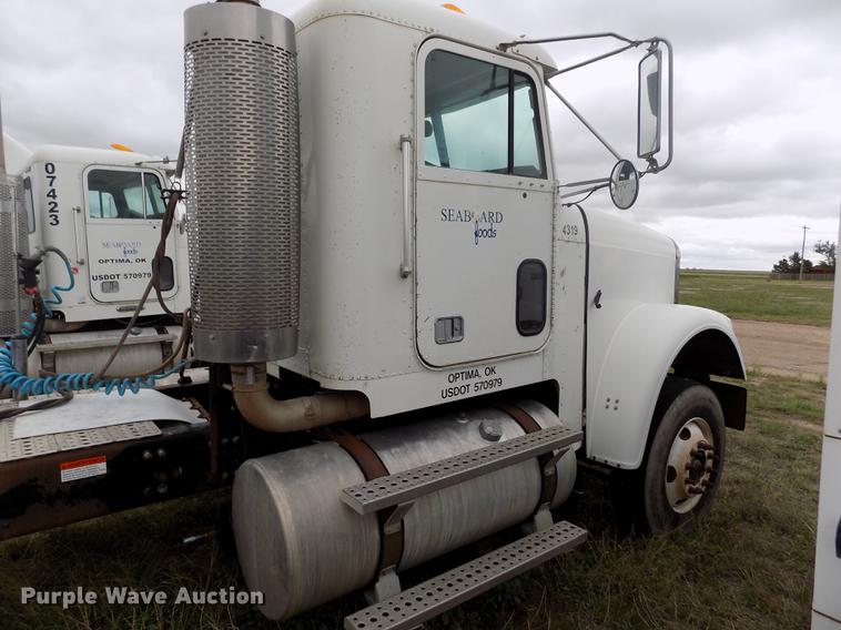 image for item DE1239 2007 Freightliner FLD120 semi truck