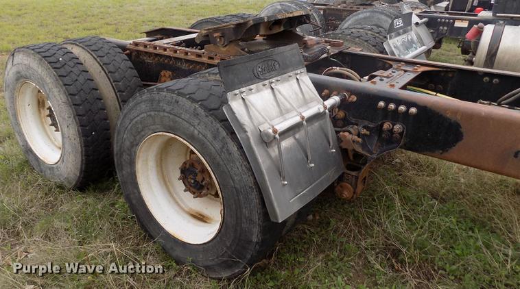 image for item DE1239 2007 Freightliner FLD120 semi truck