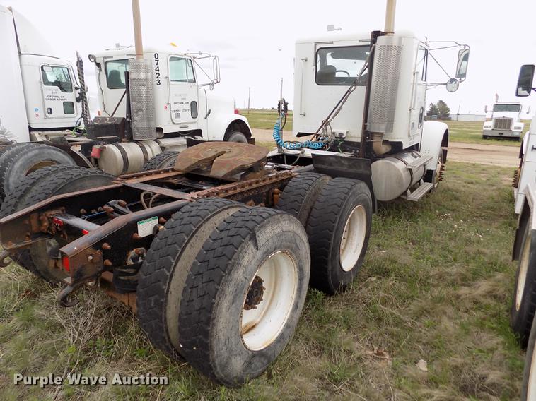 image for item DE1239 2007 Freightliner FLD120 semi truck