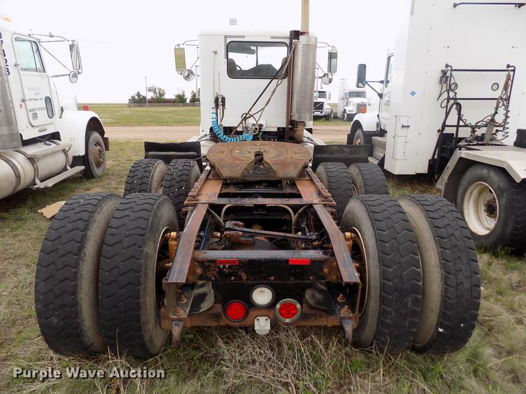 image for item DE1239 2007 Freightliner FLD120 semi truck