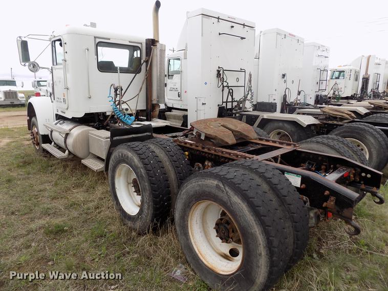 image for item DE1239 2007 Freightliner FLD120 semi truck