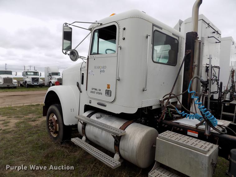 image for item DE1239 2007 Freightliner FLD120 semi truck