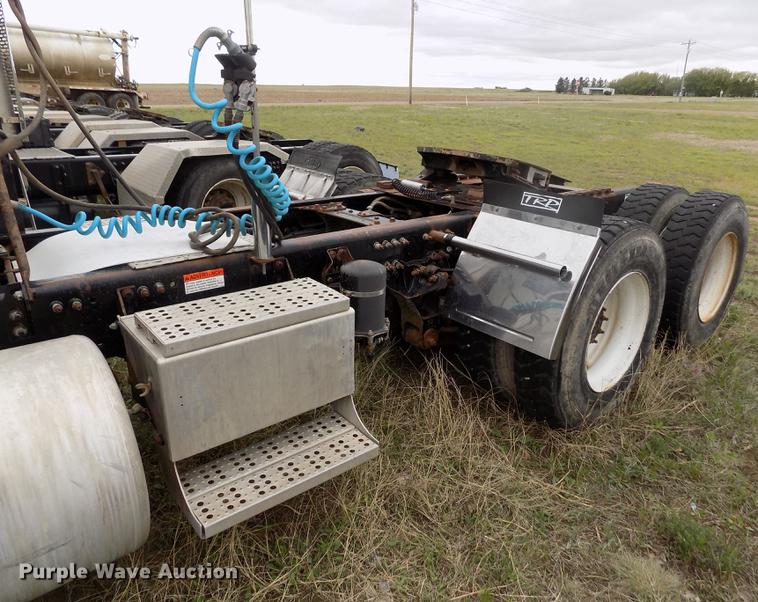 image for item DE1239 2007 Freightliner FLD120 semi truck