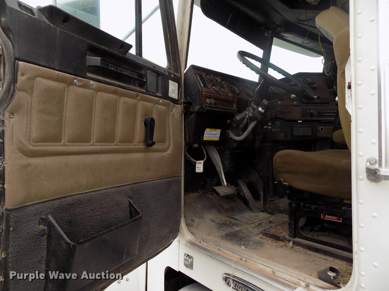 image for item DE1239 2007 Freightliner FLD120 semi truck