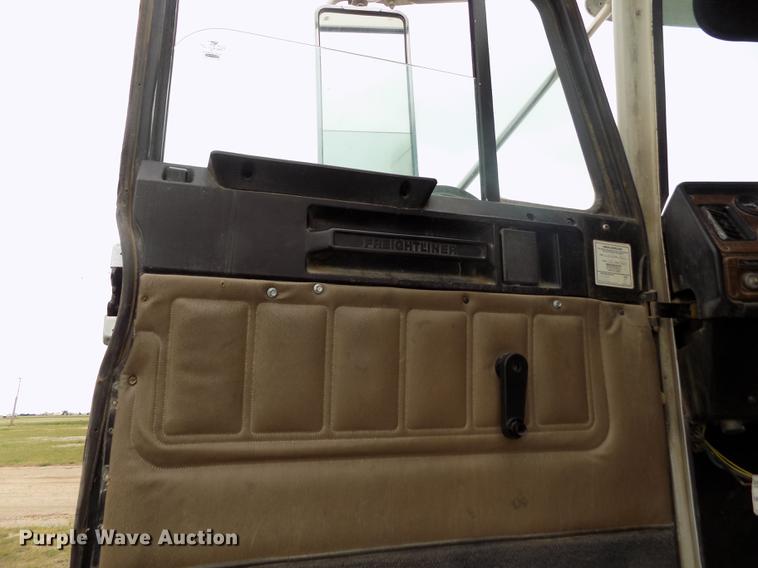 image for item DE1239 2007 Freightliner FLD120 semi truck