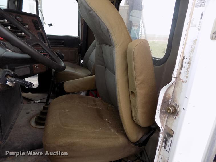 image for item DE1239 2007 Freightliner FLD120 semi truck