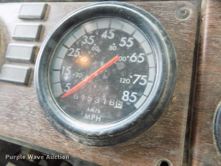 image for item DE1239 2007 Freightliner FLD120 semi truck