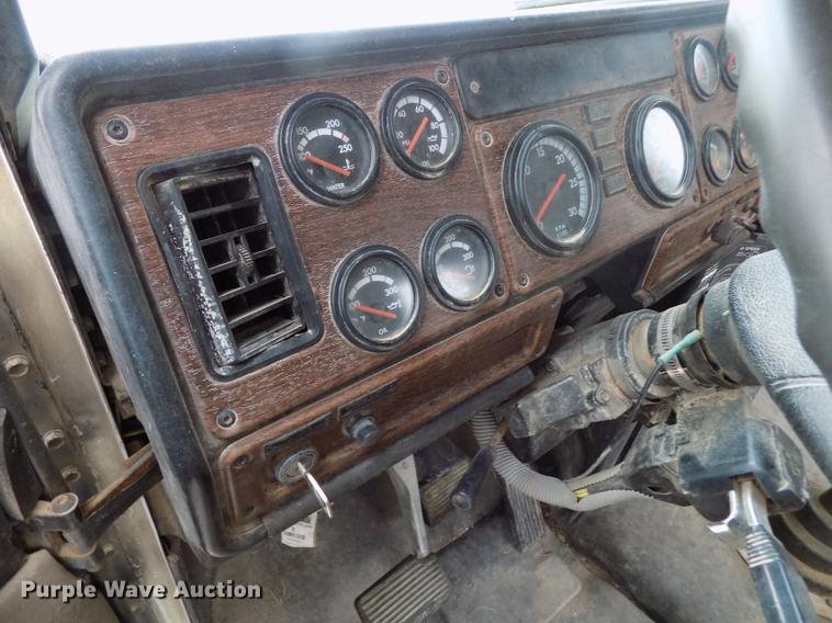 image for item DE1239 2007 Freightliner FLD120 semi truck