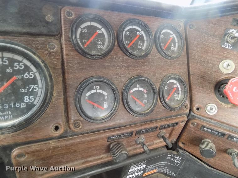 image for item DE1239 2007 Freightliner FLD120 semi truck