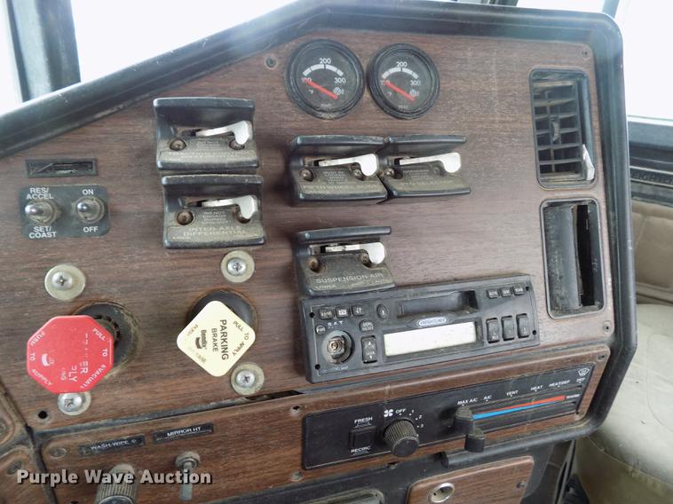 image for item DE1239 2007 Freightliner FLD120 semi truck