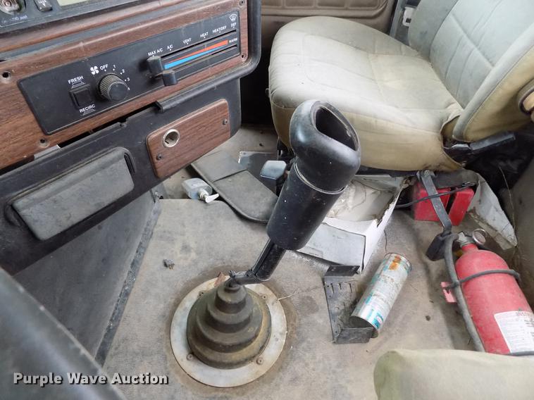 image for item DE1239 2007 Freightliner FLD120 semi truck