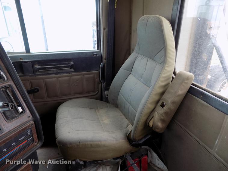 image for item DE1239 2007 Freightliner FLD120 semi truck