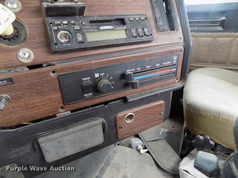 image for item DE1239 2007 Freightliner FLD120 semi truck