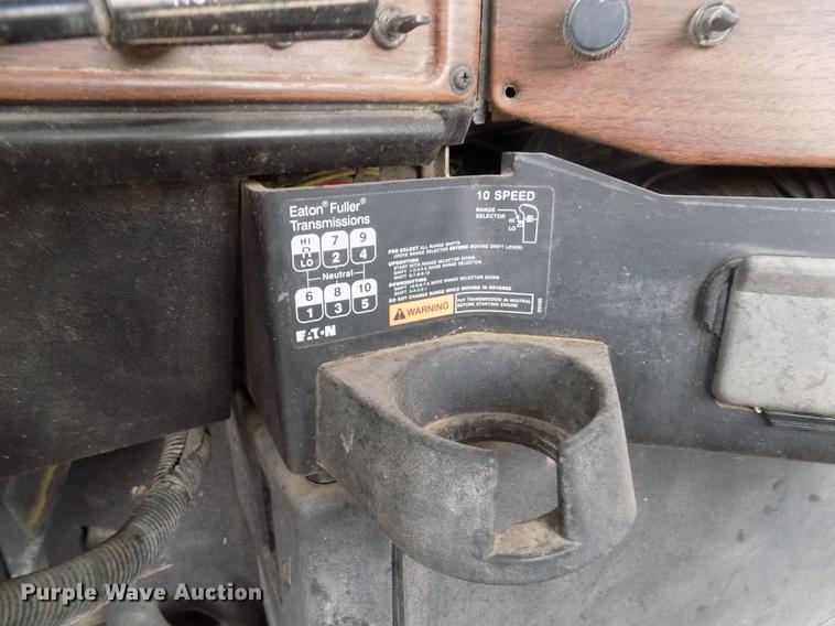 image for item DE1239 2007 Freightliner FLD120 semi truck