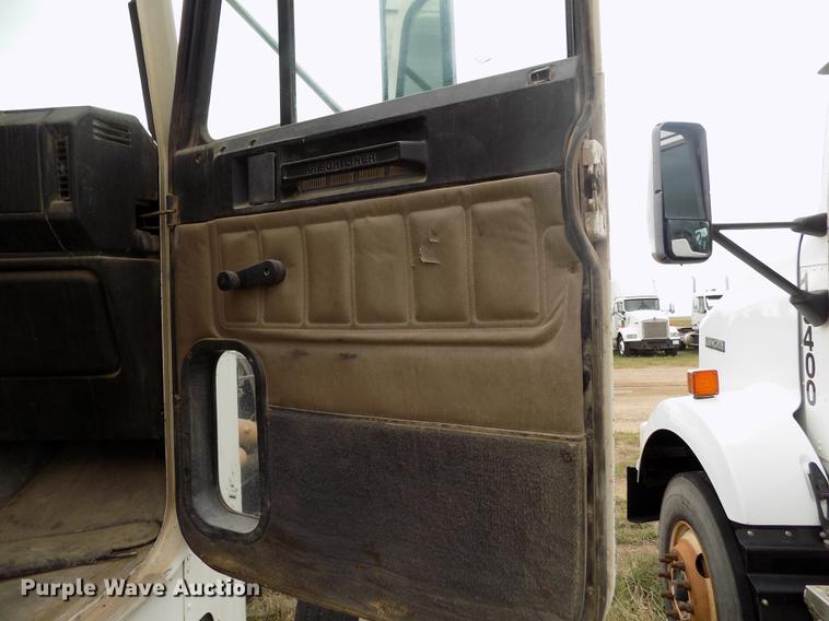 image for item DE1239 2007 Freightliner FLD120 semi truck