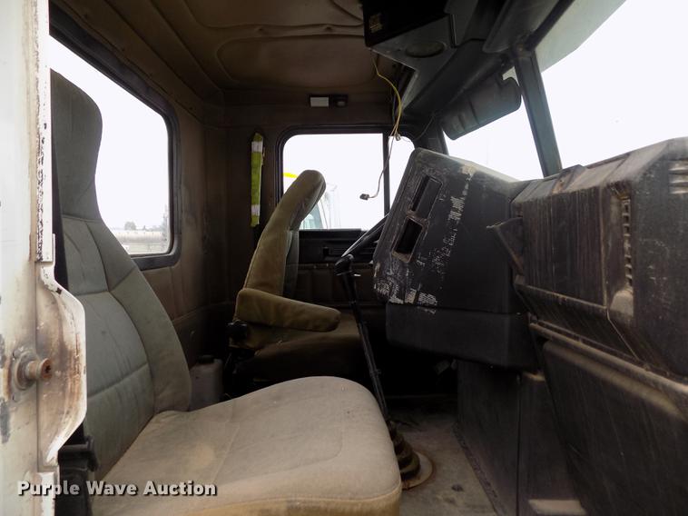 image for item DE1239 2007 Freightliner FLD120 semi truck