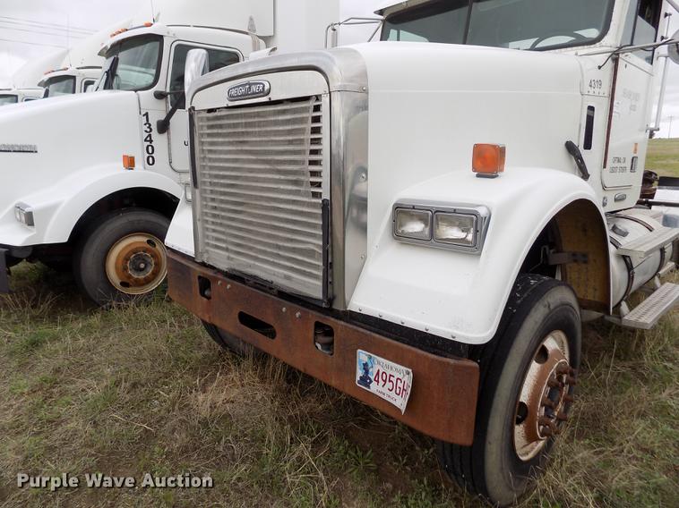 image for item DE1239 2007 Freightliner FLD120 semi truck