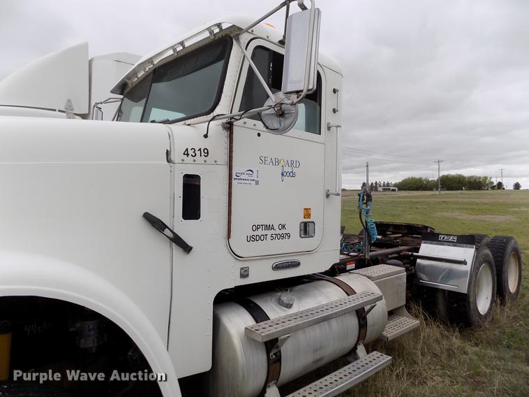 image for item DE1239 2007 Freightliner FLD120 semi truck