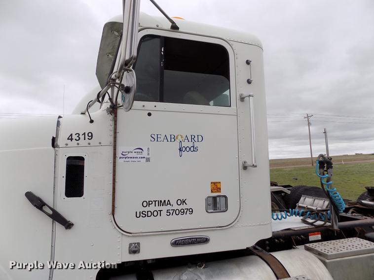 image for item DE1239 2007 Freightliner FLD120 semi truck