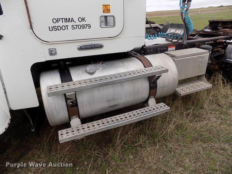 image for item DE1239 2007 Freightliner FLD120 semi truck