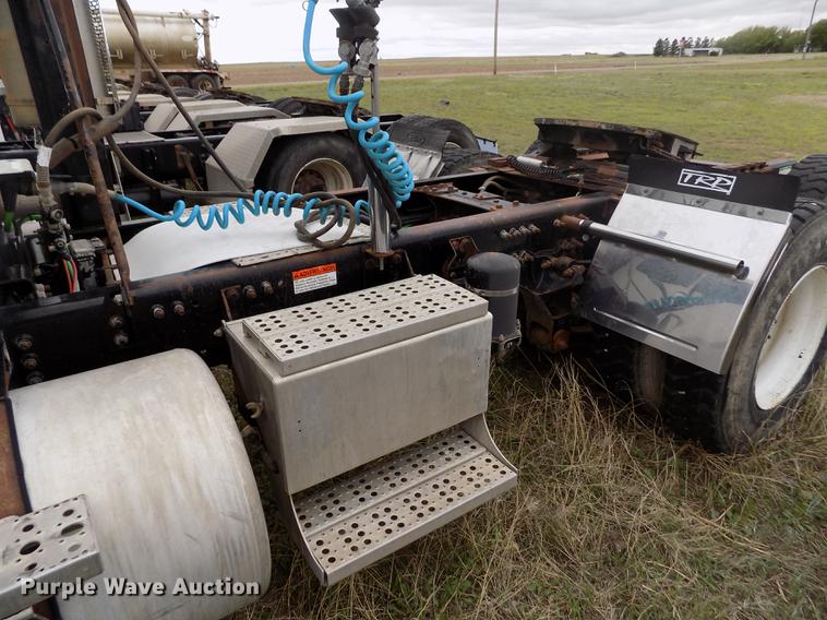 image for item DE1239 2007 Freightliner FLD120 semi truck