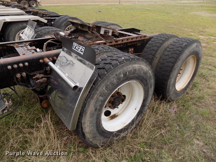 image for item DE1239 2007 Freightliner FLD120 semi truck