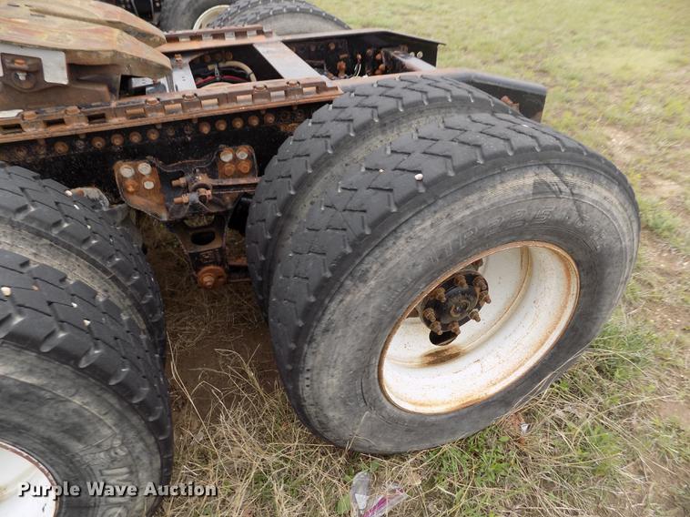 image for item DE1239 2007 Freightliner FLD120 semi truck