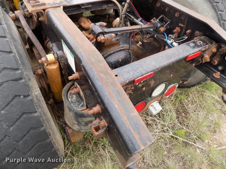 image for item DE1239 2007 Freightliner FLD120 semi truck