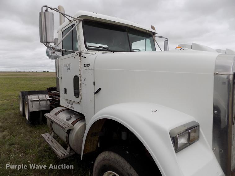 image for item DE1239 2007 Freightliner FLD120 semi truck