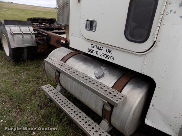 image for item DE1239 2007 Freightliner FLD120 semi truck