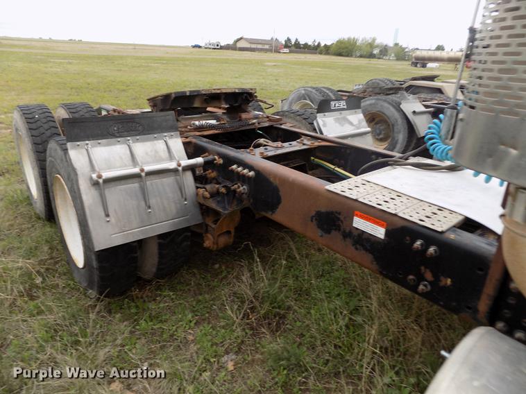 image for item DE1239 2007 Freightliner FLD120 semi truck