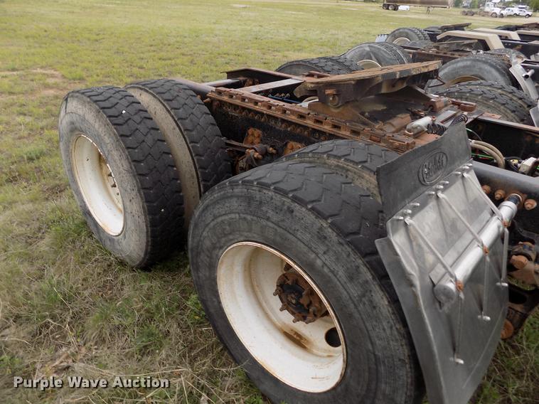 image for item DE1239 2007 Freightliner FLD120 semi truck