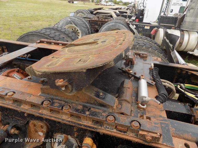 image for item DE1239 2007 Freightliner FLD120 semi truck