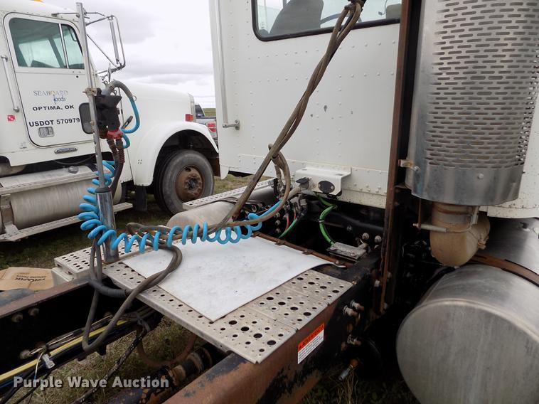 image for item DE1239 2007 Freightliner FLD120 semi truck