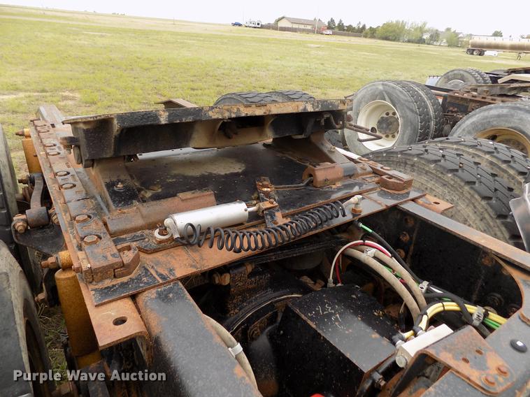 image for item DE1239 2007 Freightliner FLD120 semi truck