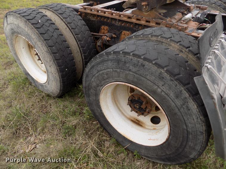 image for item DE1239 2007 Freightliner FLD120 semi truck