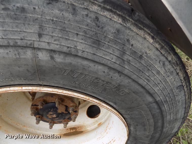 image for item DE1239 2007 Freightliner FLD120 semi truck