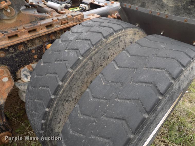 image for item DE1239 2007 Freightliner FLD120 semi truck