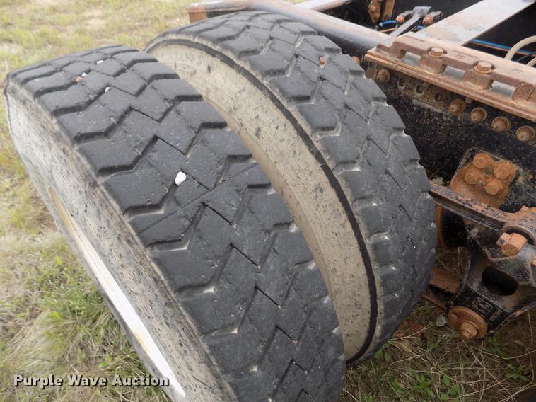 image for item DE1239 2007 Freightliner FLD120 semi truck