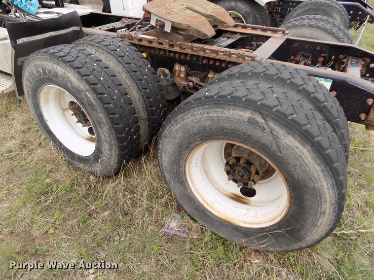 image for item DE1239 2007 Freightliner FLD120 semi truck