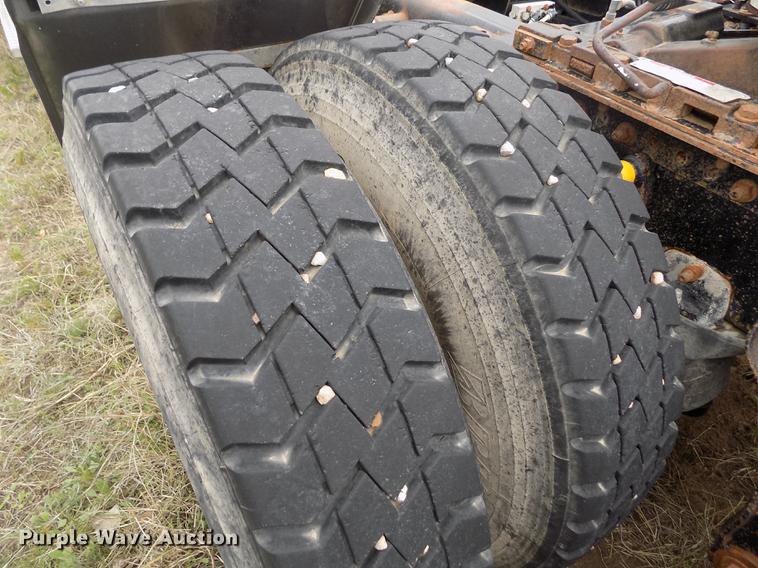 image for item DE1239 2007 Freightliner FLD120 semi truck