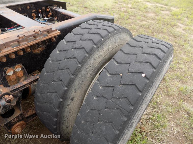 image for item DE1239 2007 Freightliner FLD120 semi truck