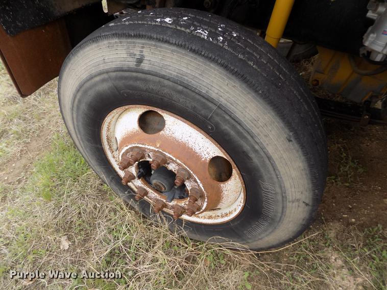 image for item DE1239 2007 Freightliner FLD120 semi truck