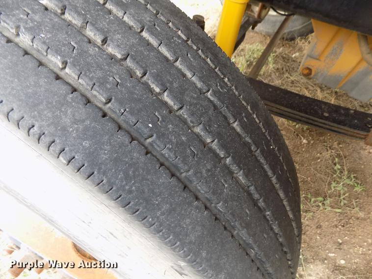 image for item DE1239 2007 Freightliner FLD120 semi truck