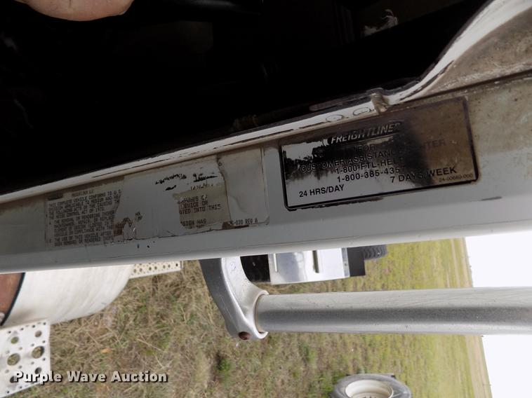 image for item DE1239 2007 Freightliner FLD120 semi truck