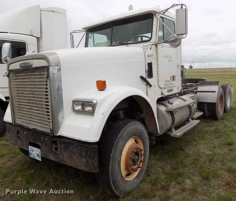 image for item DE1243 2007 Freightliner FLD120 semi truck