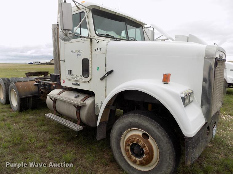 image for item DE1243 2007 Freightliner FLD120 semi truck